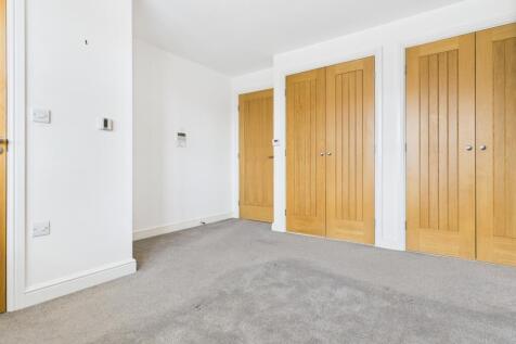 CAM03729G0-PR0113-STILL005