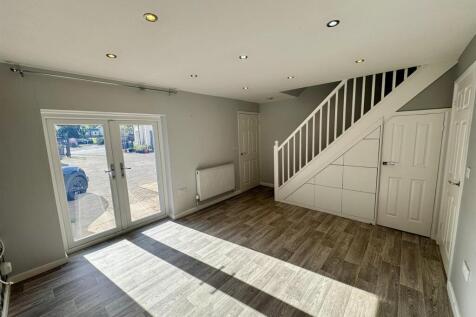 Living Room (1/3)