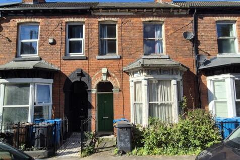 Three bedroom mid-terrace house - For sale by auc