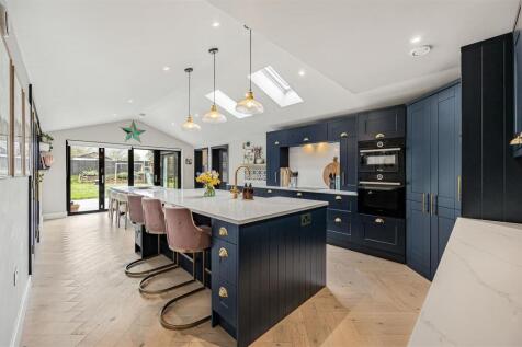 Open-plan kitchen / dining