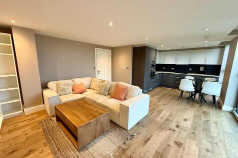 2-bedroom, 2-bathroom Newly Refurbished Flat in W