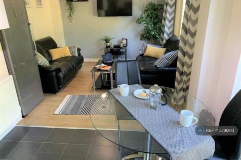 Comfy Sofas, Sky Tv &amp; Fibre, Overlooks Garden