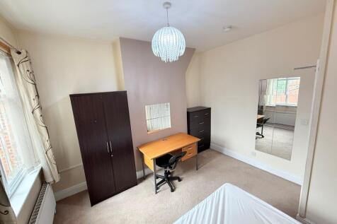 Bright, well-presented double bedroom with larg...