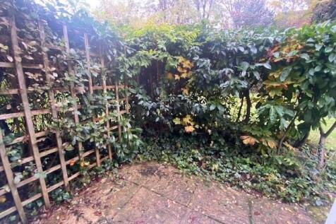 4 Clarendon House garden patio.jpg