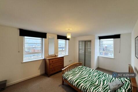 a Double Bedroom With Bathroom 