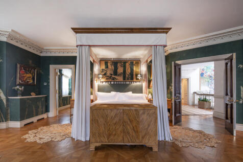 10 bed, 10 bath Detached in London - Photo 24