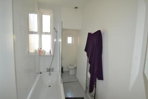 Cavendish Avenue 29 bath ..JPG