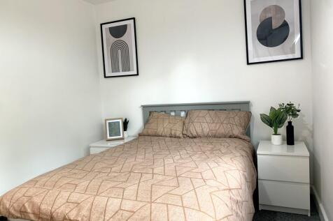 2 BED STUDENT FLAT // July 2027 photo 2
