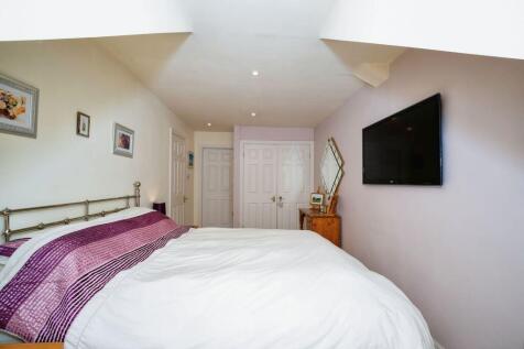Bedroom 1 pic 2