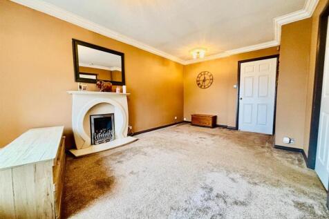 Living Room / Dining Room: