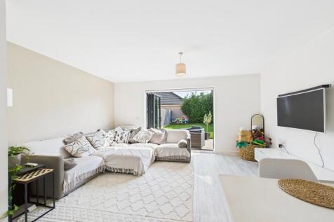 CAM01354G0-PR0468-STILL008