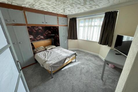 Bedroom 2 / Master room 