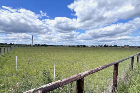 Self-enclosed paddock.