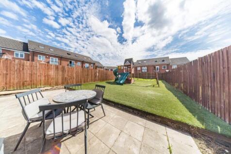 8 Riverside Mews garden 2.jpg