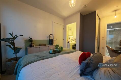 En Suite Bedroom - Vanity Room View