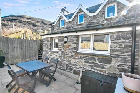 Front view of property