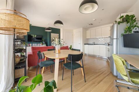 Cresset Road, E9