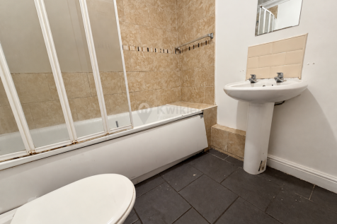 Flat 1, 98 Broadway, Pontypridd, Rhondda Cynon Taf photo 4