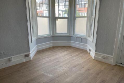 Studio flat on Flat A, Palmeira Avenue, Westcliff-on-sea, Southend-on-sea, £850/mo