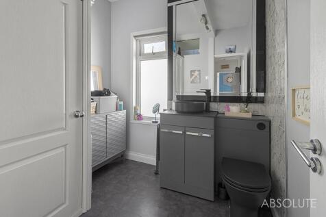 Maisonette cloakroom