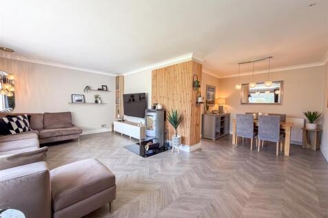 Lounge/Dining