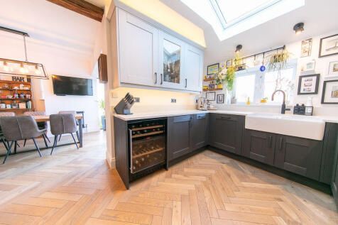 Kitchen &amp; dining room