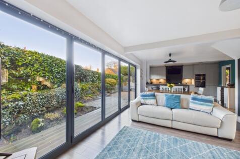 6. CAM04922G0-PR0104-STILL010