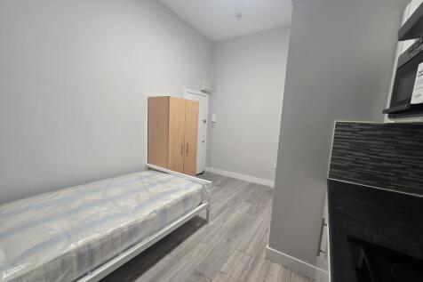 Blythe Road, Hammersmith And Fulham, London photo 3