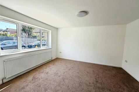 Clandon Avenue, Egham, Surrey, TW20 photo 3