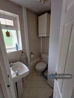 Wynton Grove, Walton-On-Thames, KT12 photo 4