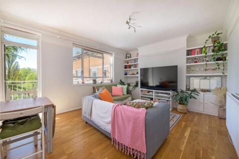 2-bed flat on Stephen Sanders Court, SW11, £2,750/mo