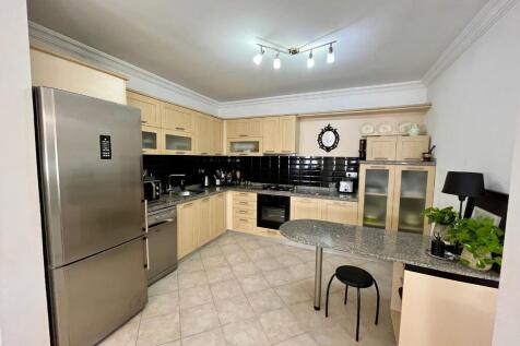 Fully Fitted Kitchen