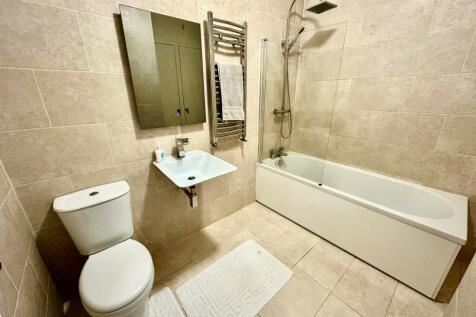 Spacious 3-Bedroom Family Home  DE1 Cowley Street photo 5