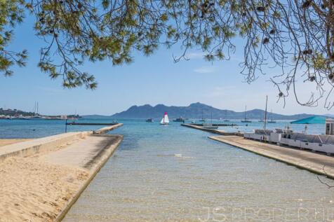 Apartment for sale in Puerto Pollensa with an excellent location, close to the beach and ready to move into.