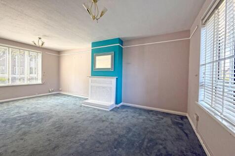 Double aspect lounge/dining room
