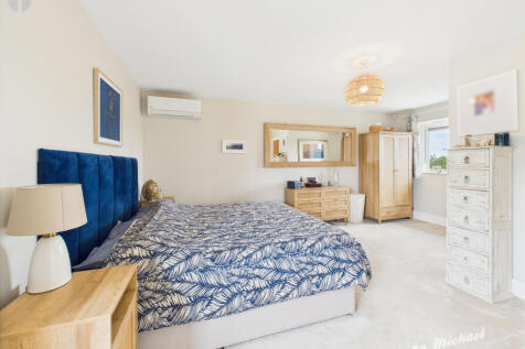 CAM03852G0-PR0394-STILL007