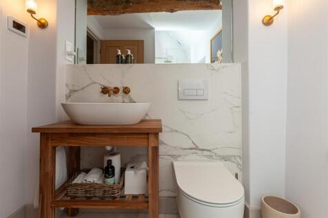 Family Bathroom 1.jpg