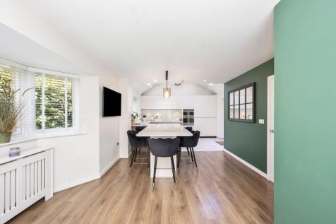 Kitchen/ Dining Area