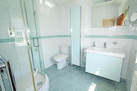 IMG_5186 bed2 ensuite.jpg