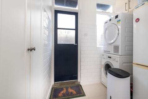 2 bed, 1 bath Maisonette in London - Photo 6