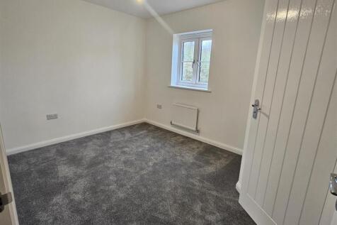 20 Essex Way - Bedroom 1.jpg