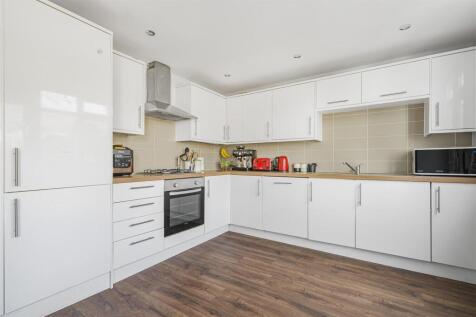 38 Wood Close, Windsor, SL4 3JZ2.jpg
