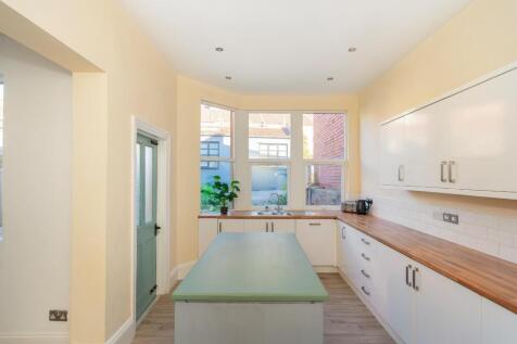 2S7J0LBR - Kitchen B.jpg