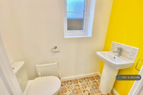 Whitewood Road, Worsley, M28 photo 4