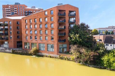 Exterior/River Lea