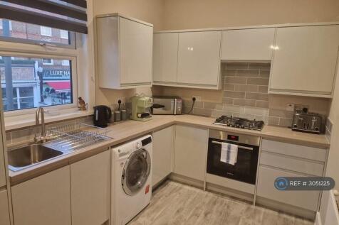 2-bed flat on Garratt Lane, London, SW18, £2,600/mo