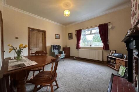 Spacious Dining Room 06