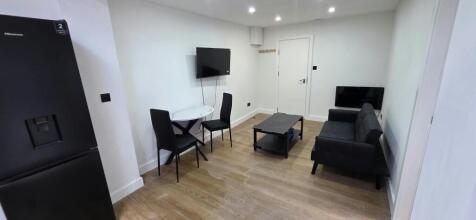 1-bed flat on Leeds Road, Rothwell, Leeds, £795/mo