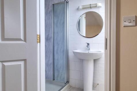 83 ensuite.jpg