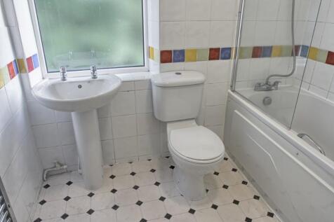 Town Street, LS19 ~ ONE bed in the 'HEART' of Yeadon photo 4